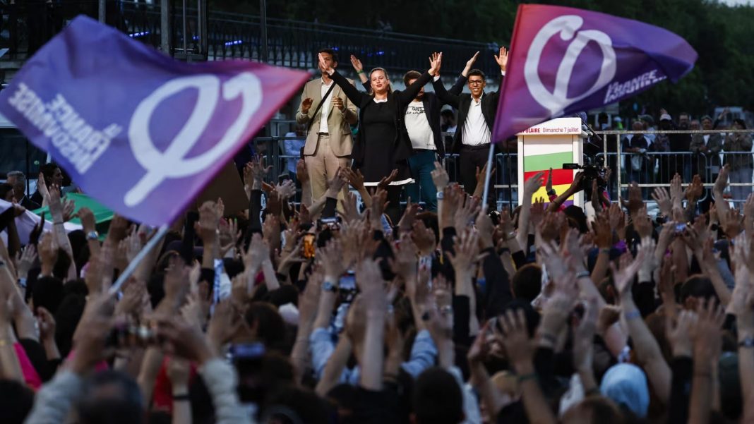 Multidão na Praça Batalha de Stalingrado comemorando vitória da NFP nas eleições da França.