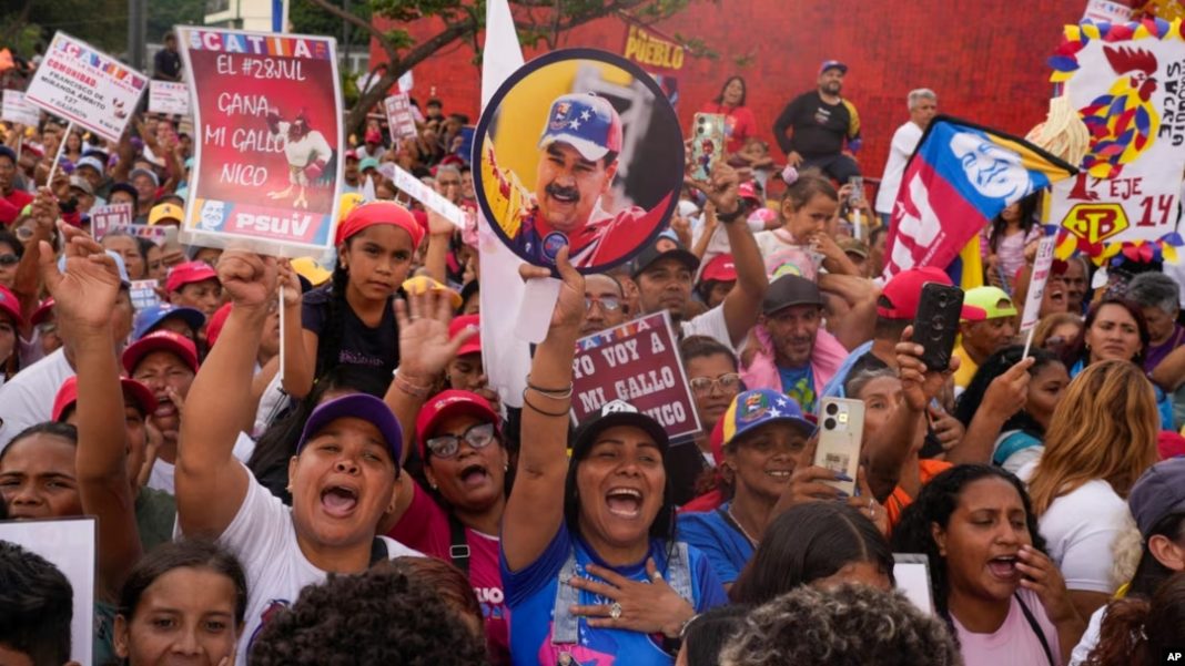 Mulheres em manifestação a favor de Maduro durante campanha das eleições na Venezuela em 2024.