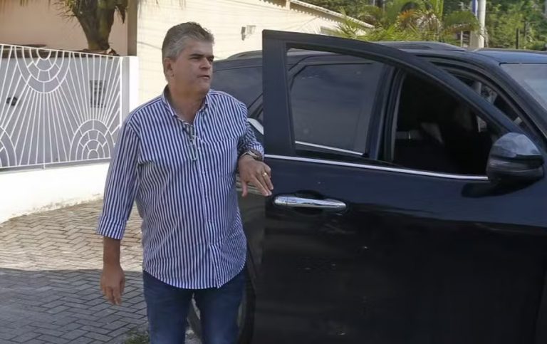 Operação da PF em Duque de Caxias (RJ) mira aliado de Bolsonaro nas fraude dos cartões de vacina