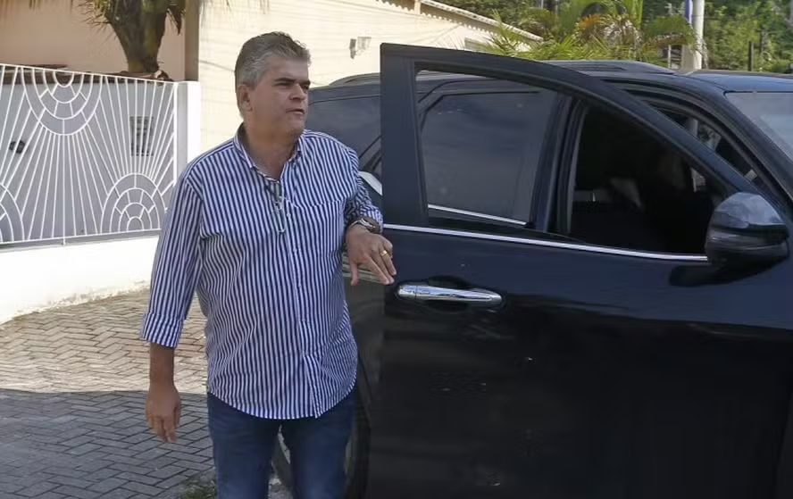 Washington Reis saindo de um veículo na porta de sua casa durante operação da PF contra fraude das vacinas em Duque de Caxias.