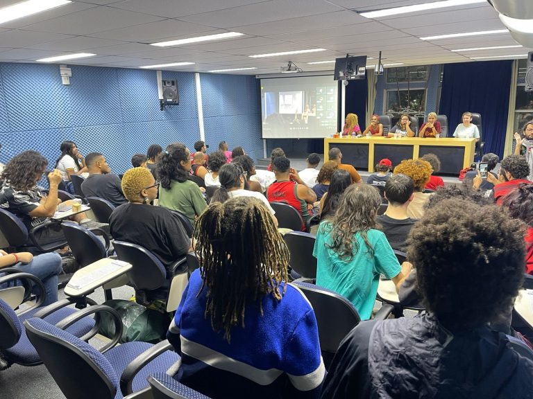 Estudantes da UERJ ocupam reitoria após corte do auxílio alimentação de 6 mil alunos