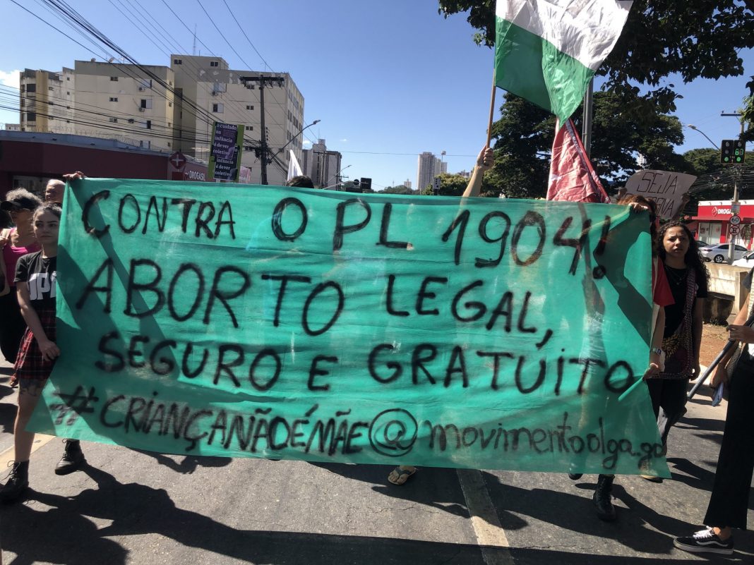 Feminicídios, estupros e violência de gênero: um retrato das autoridades de Goiás. Ato contra o PL 1904/2024, também conhecido como PL do Estupro, no dia 15/06 em Goiânia.