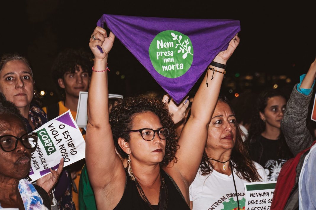 Mulheres se mobilizam em ato em Brasília contra o PL do Estupro.