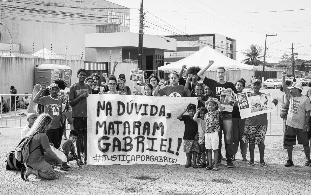 Família e comunidade em frente ao Fórum para exigir justiça por Giovanne Gabriel