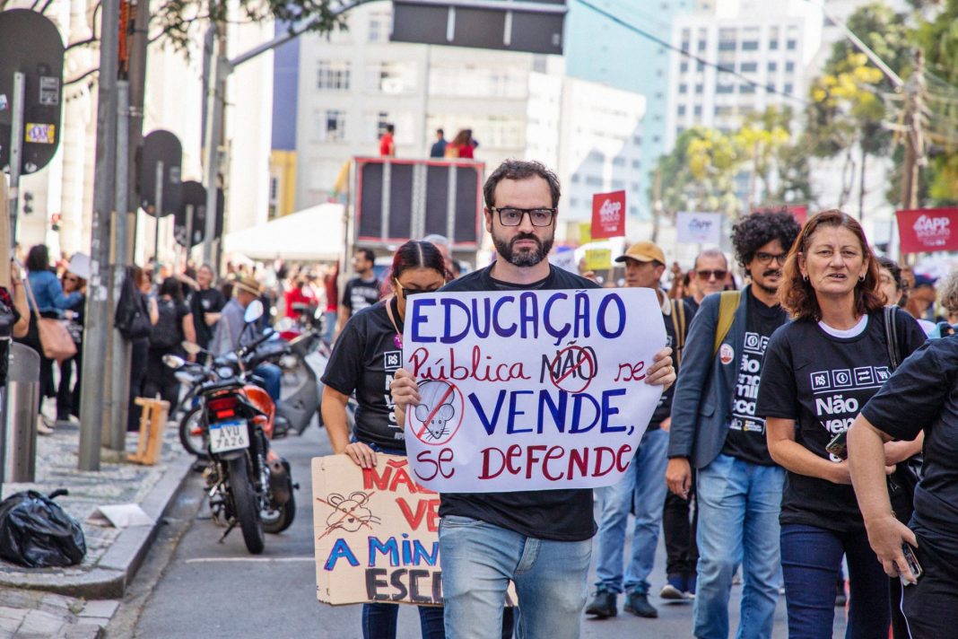 PARANÁ. Professores e estudantes unidos pela escola pública e contra a privatização. Foto: Bruna Durigan/APP Sindicato