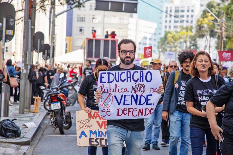 Ricos querem privatizar água, escolas, saúde e até praias