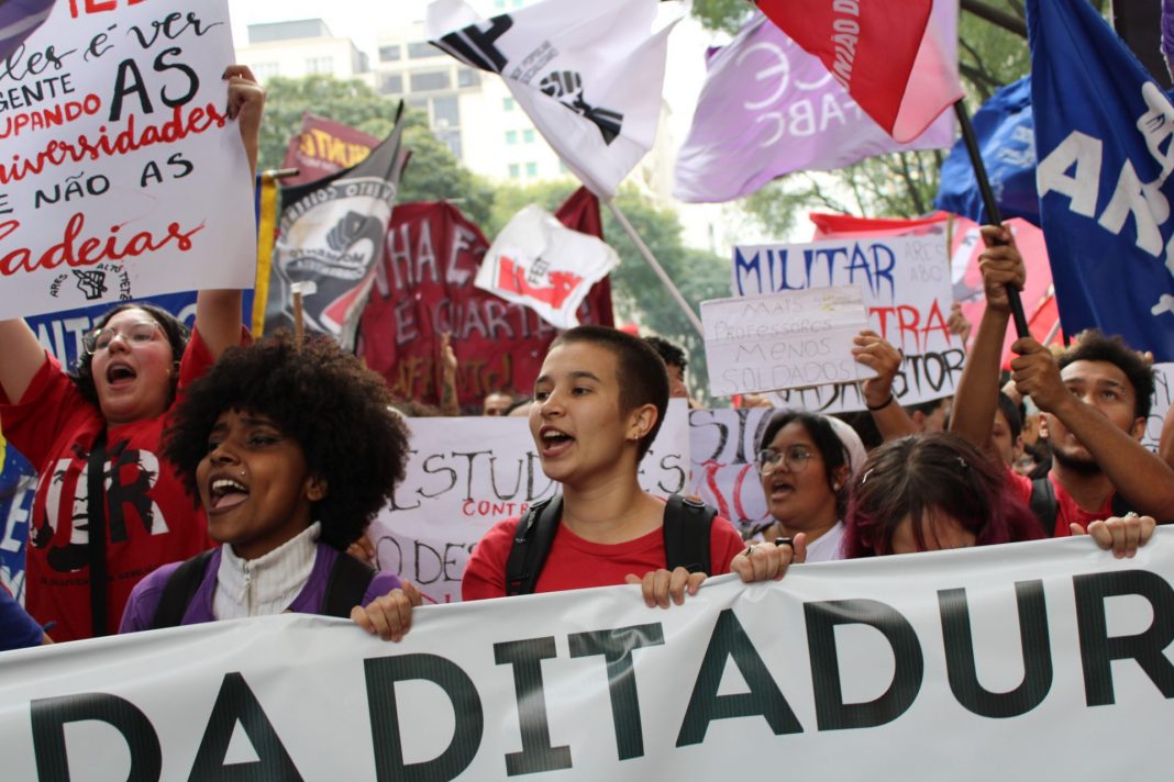 Juventude nas ruas de São Paulo contra a militarização das escolas.