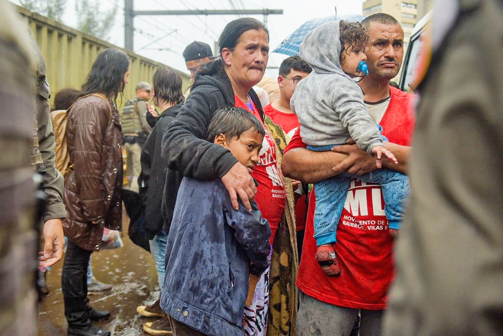 Governador Eduardo Leite despeja famílias da Ocupação Sarah Domingues VIOLÊNCIA. As famílias foram jogadas na rua, sob chuva.