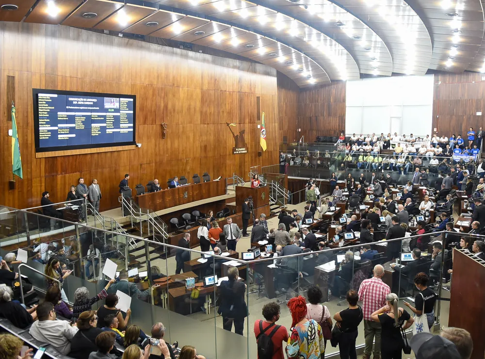 Assembleia Legislativa do RS aprova lei que corta direitos para quem faz ocupação. Assembleia Legislativa do Rio Grande do Sul.