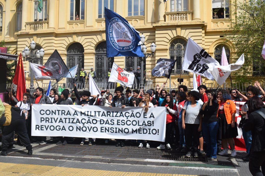 Manifestação em defesa da Educação foi convocada pela FENET e por outras entidades e movimentos da luta estudantil. Foto: Henrique Giacomin