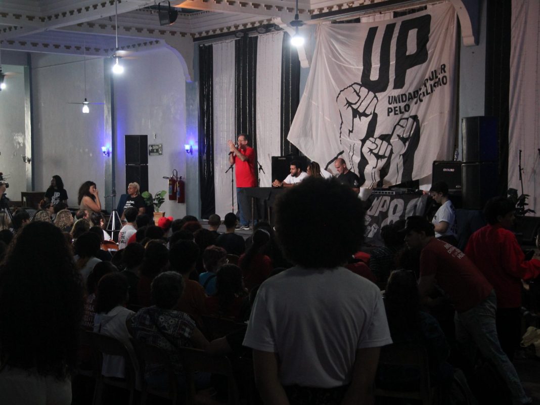 Militantes reunidos na convenção municipal da UP no Rio, ao fundo uma bandeira branca da UP. Luta antifascista foi um dos temas debatidos nas convenções da UP no RJ.