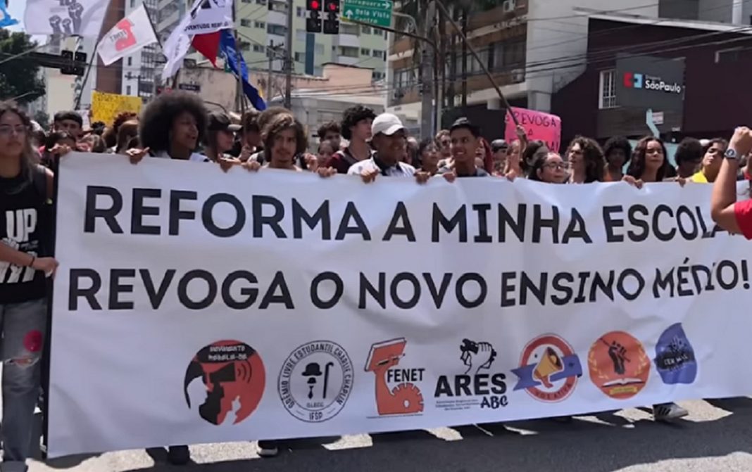 Estudantes organizados pela FENET lutam há anos contra a implementação do Novo Ensino Médio. Foto: Rede Brasil Atual