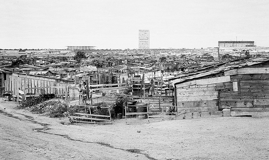 Vila Amaury, ocupação dos candangos que construíram Brasília, foi destruída pelas empreiteiras. Foto: Paulo Manhães