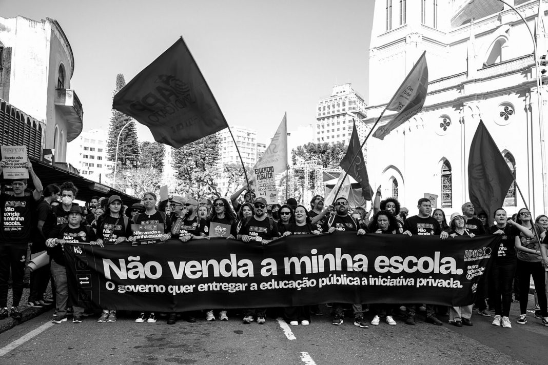 Trabalhadores e estudantes unidos contra a venda das escolas. Foto: APP Sindicato (PR)