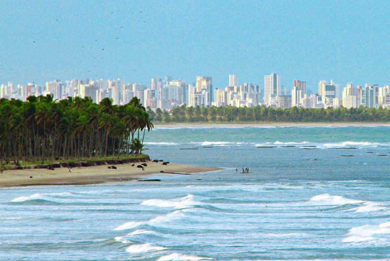 Pernambuco enfrenta crise ambiental com aumento de microplásticos nas praias