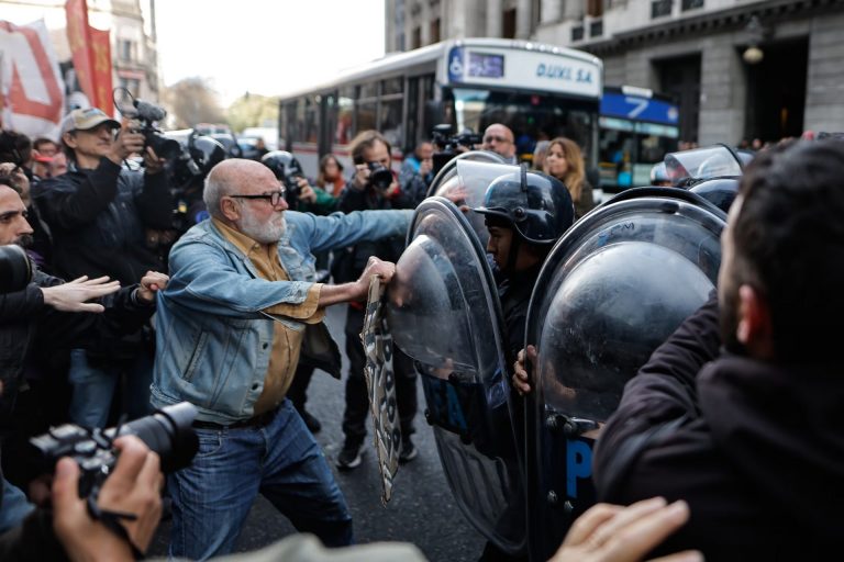 Milei reprime manifestação dos aposentados na Argentina