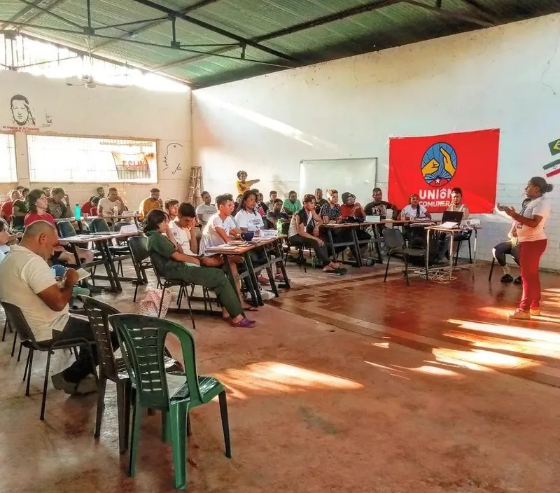 Pessoas reunidas em uma comuna na Venezuela, exemplo de de poder popular.