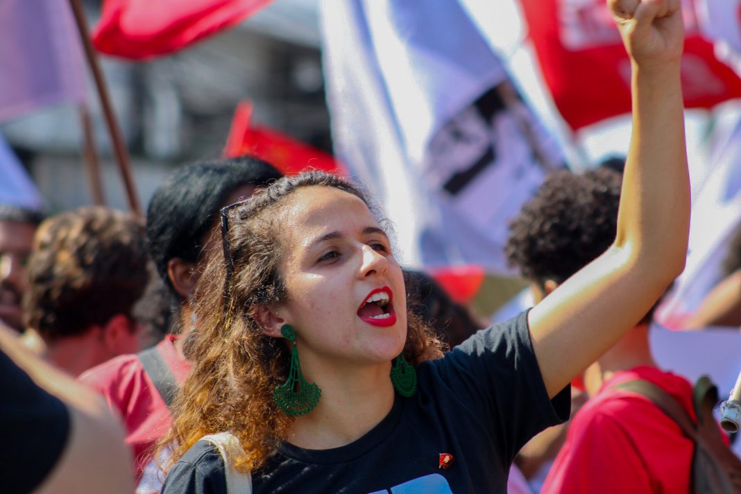 Candidatos da UP, como Amanda Bispo em Mauá, apresentam propostas em defesa do povo trabalhador e do poder popular nas cidades. Foto: Wildally Souza