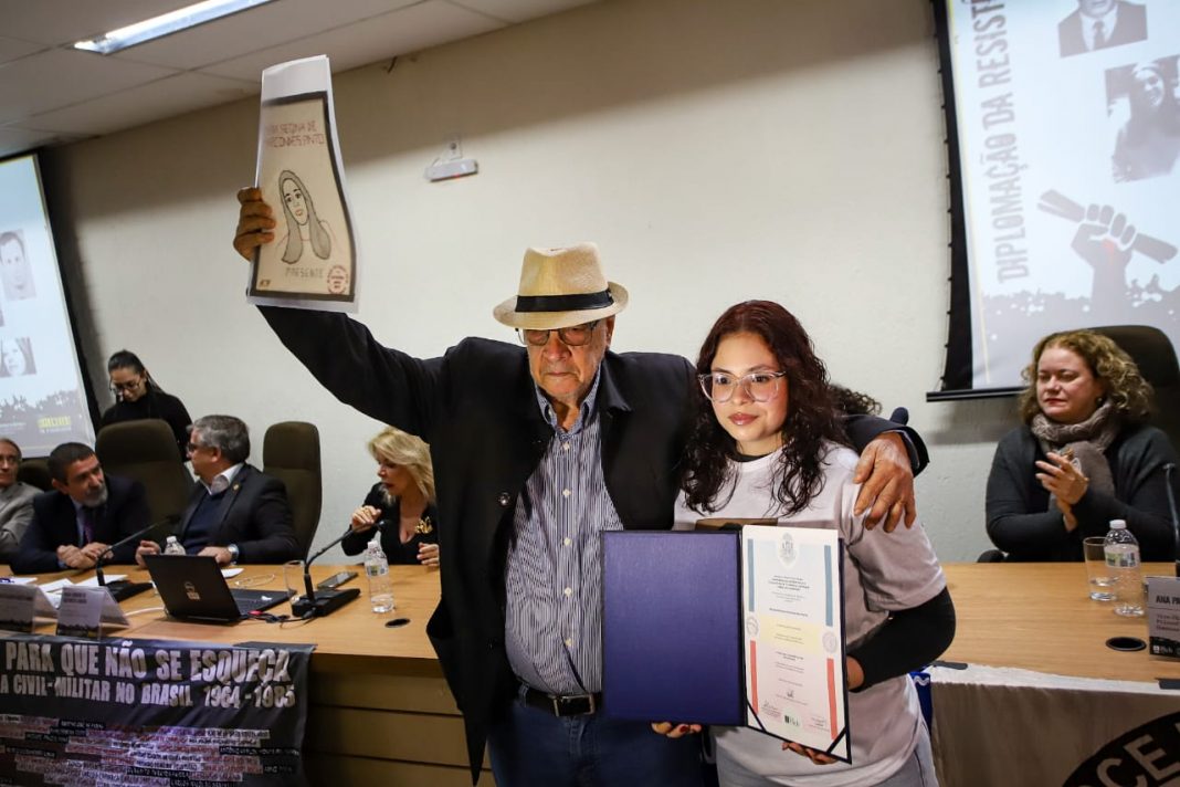 Familiares de estudantes assassinados pela ditadura recebem diplomas na USP. Entidades estudantis entregam os diplomas. Foto: JAV/SP