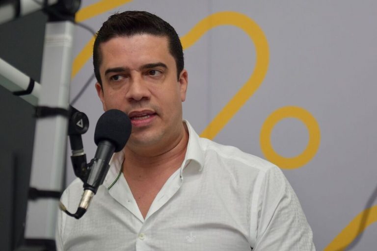 Prefeito de Caruaru é denunciado por obrigar funcionários a participarem de sua campanha eleitoral