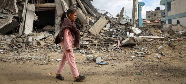 Crianças palestinas estão tendo seu direito à educação negado por Israel na Faixa de Gaza. Foto: Eyad al Baba/UNICEF