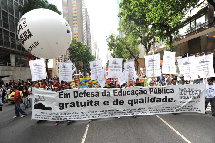 Escolas militarizadas jamais poderão oferecer à juventude uma educação de qualidade como a de instituições alinhadas a um ensino emancipador. Foto: Reprodução