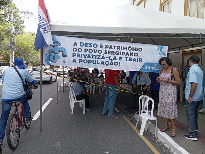 Trabalhadores da empresa denunciam que a privatização da Deso vai piorar serviço para o povo. Foto: Sindisan