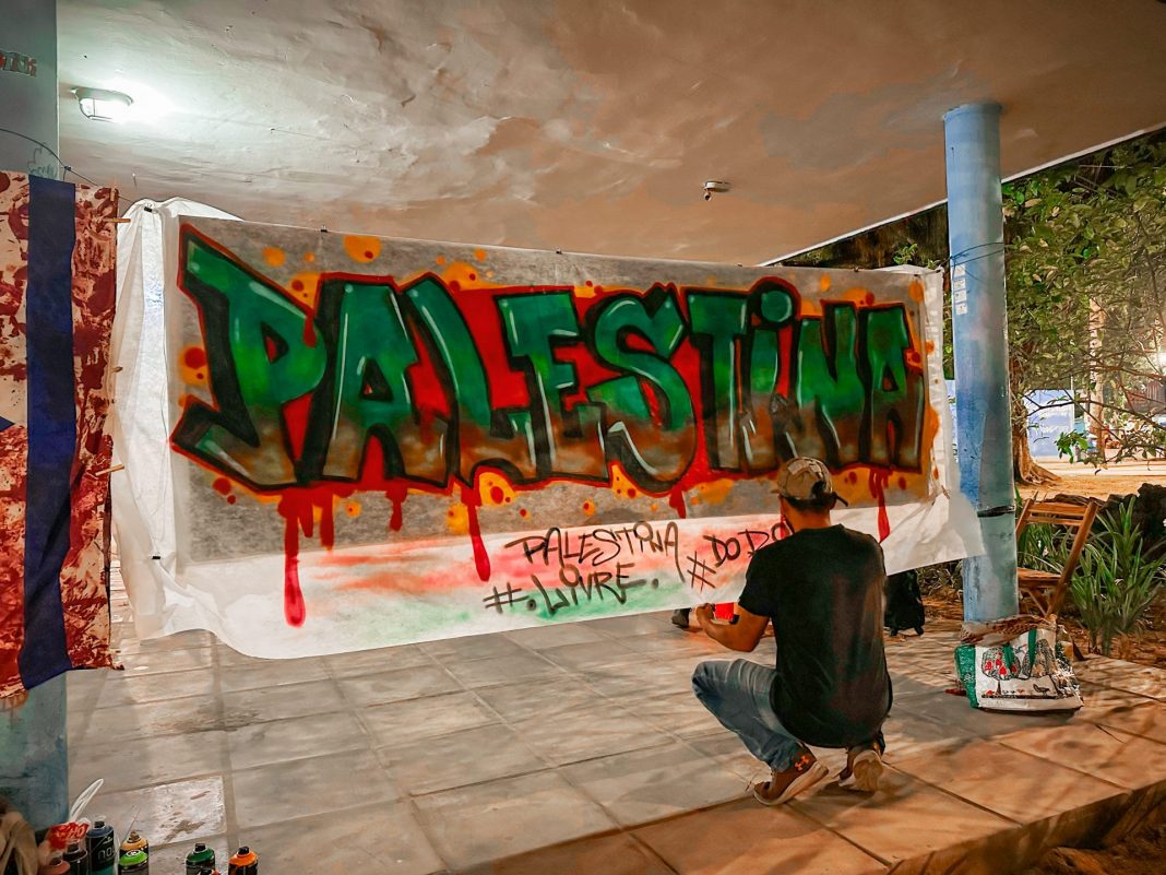 A militância da Unidade Popular participou ativamente em solidariedade ao povo palestino com cobertura do jornal A Verdade. PALESTINA LIVRE. Atividades de decoração marcaram atividade na Praça da Várzea. Foto: Jesse Lisboa (JAV/PE)