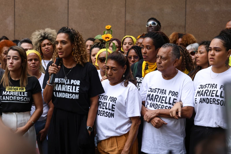 Familiares de Marielle e Anderson de pé durante julgamento dos assassinos.