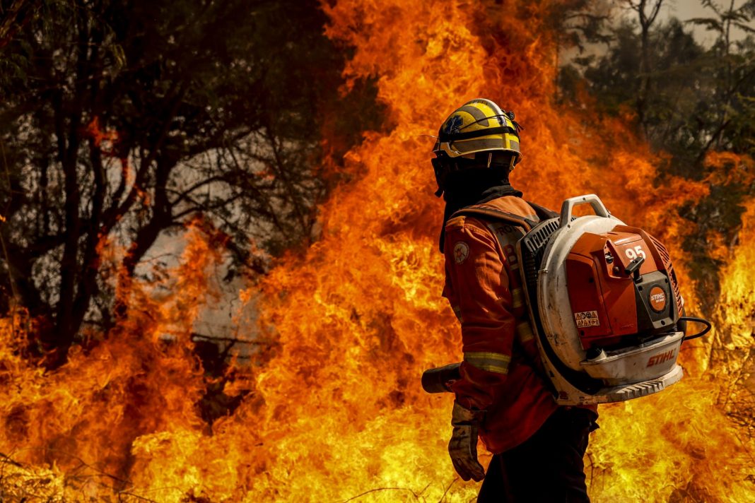 Queimadas provocadas pelo agronegócio destroem a natureza e prejudicam a população. CRIME. Latifundiários provocam queimadas para roubar terras e aumentar suas posses. Foto: Marcelo Camargo