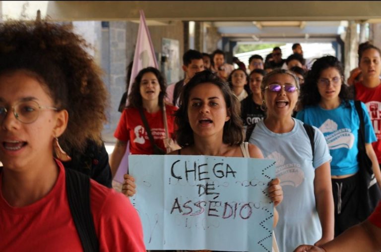 Estudantes ocupam sala de aula de professor acusado de assédio na UFRN