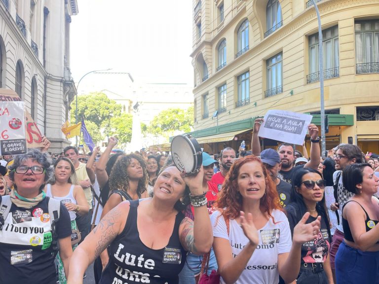 Servidores da educação em greve da rede municipal do Rio ocupam Câmara de Vereadores