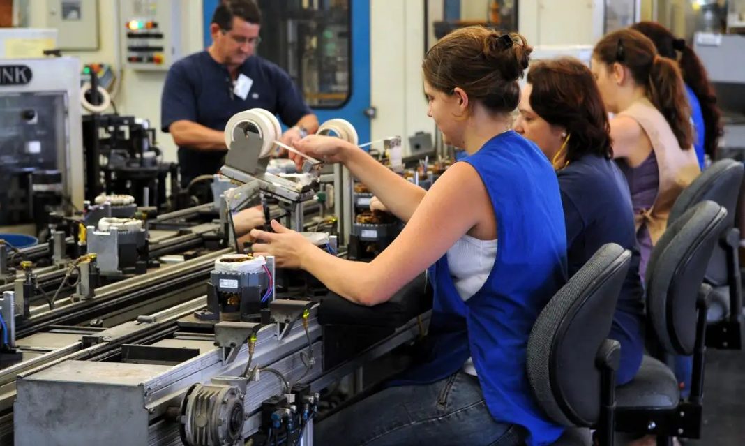 Mulheres operárias convivem com salários mais baixos e piores condições de trabalho. Foto: Agência Brasil