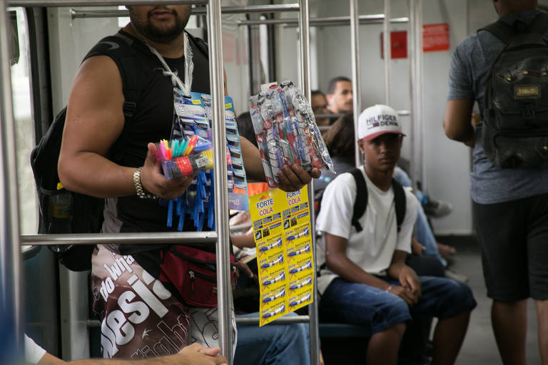 Ambulante no Metrô do Recife, em Pernambuco. Foto: Bernardo Dantas/Folhapress