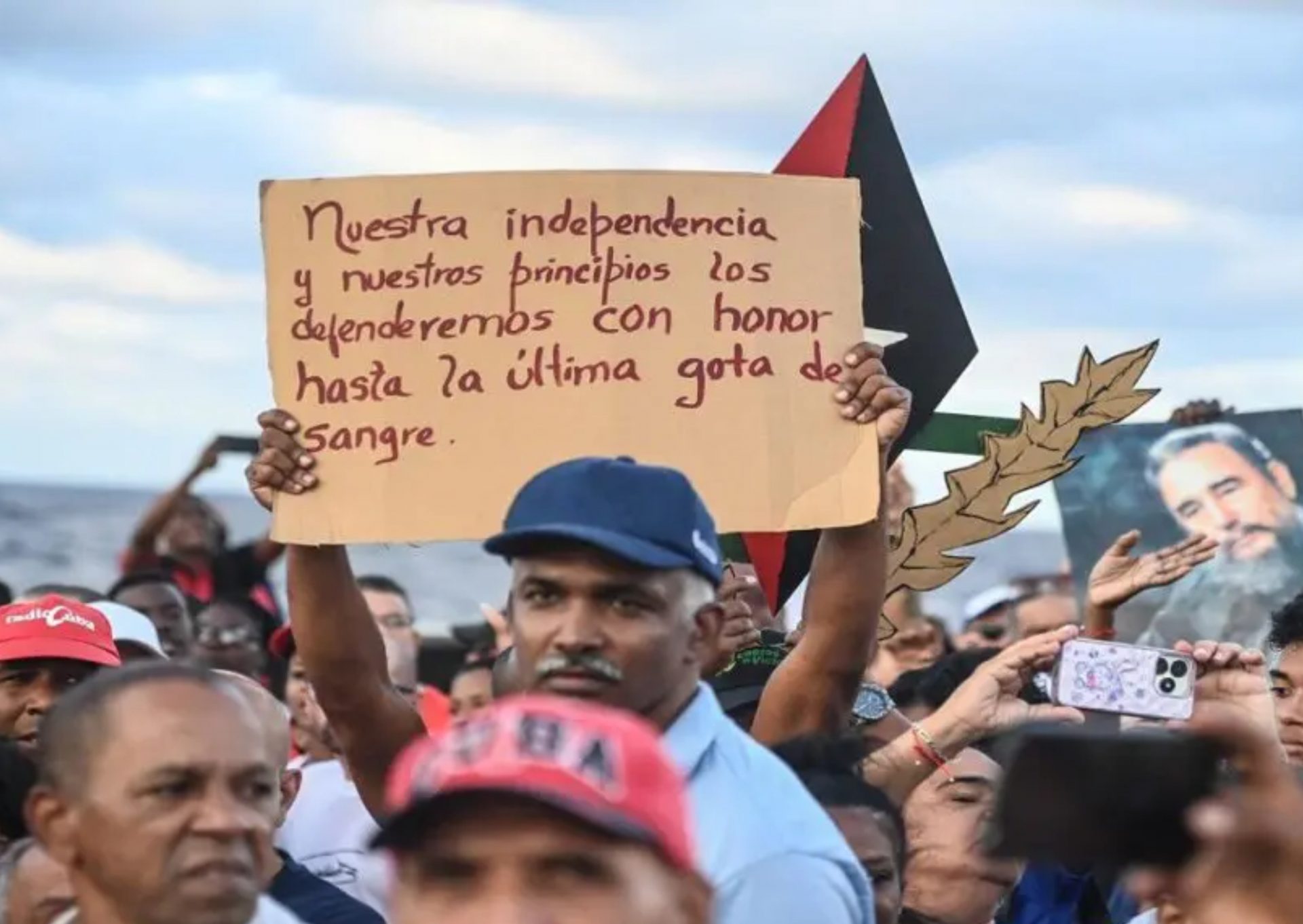 Povo cubano denuncia que bloqueio e sanções são um ataque direto à soberania nacional e uma violação dos direitos humanos. Em cartazes, dizem que lutarão até a última gota de sangue. Foto: Granma. 