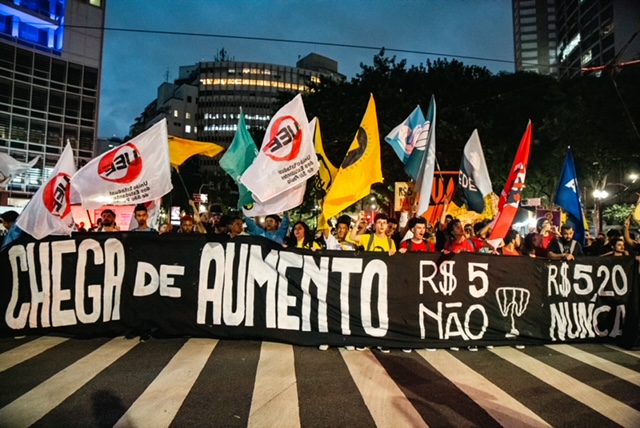 Estudantes, organizados em entidades como a UEE-SP e movimentos como o Movimento Correnteza, são linha de frente da luta contra o aumento da passagem em São Paulo. Foto: Laura Di-lua (@bruxasativa)/JAV SP