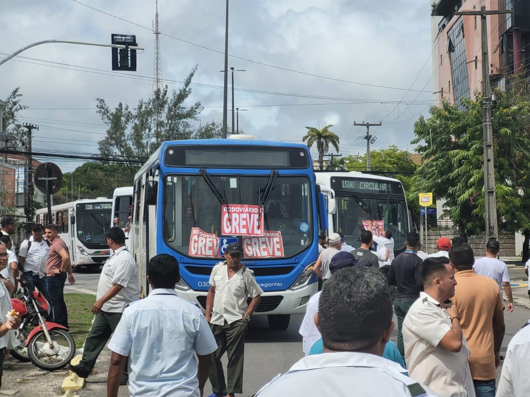 Trabalhadores do transporte rodoviário de João Pessoa deflagram greve por salários e direitos nesta segunda-feira (27/1). Foto: JAV/PB