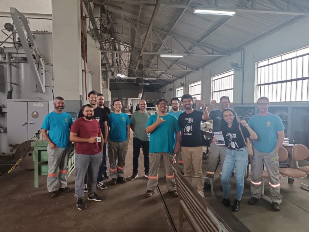 TÉCNICOS INDUSTRIAIS. Trabalhadores da Celesc recebem os militantes do MLC em Joinville. Foto: JAV/SC