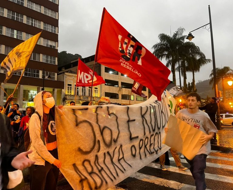 Manifestação contra o aumento das passagens no Centro de Petrópolis (RJ) ocorrida em dezembro de 2024. Foto: JAV-RJ