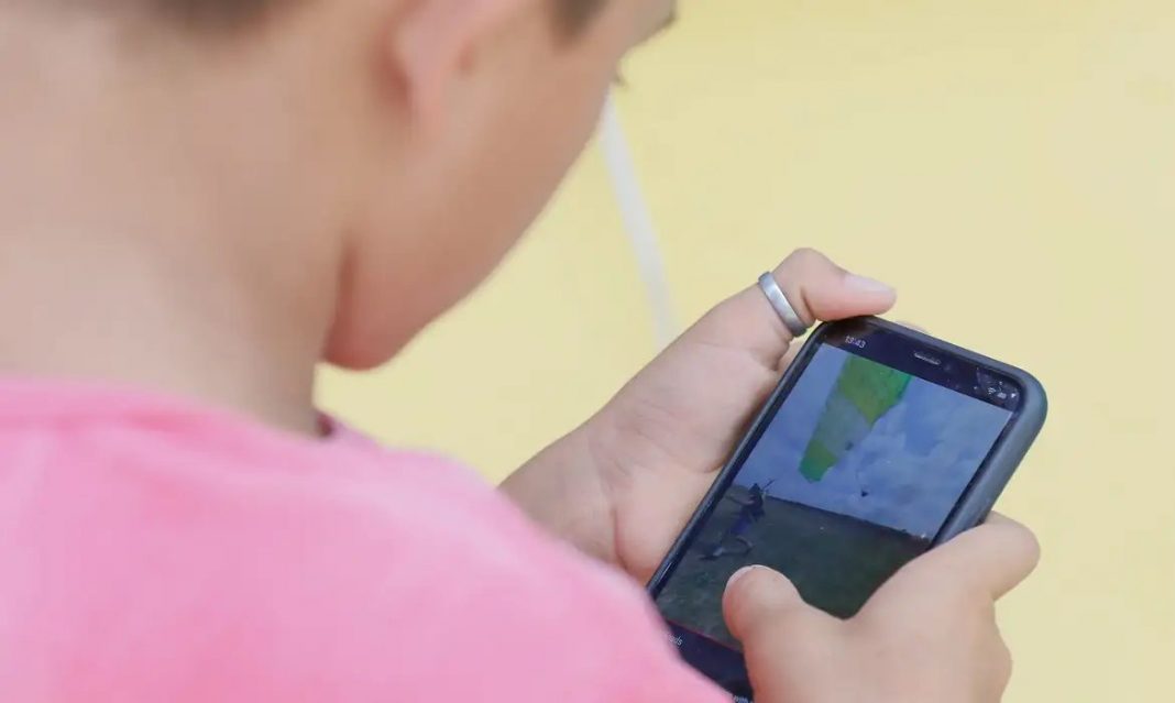 Comunidade escolares debatem o uso dos celulares e seus efeitos sobre a educação. Foto: Isac Nóbrega/Agência Brasil