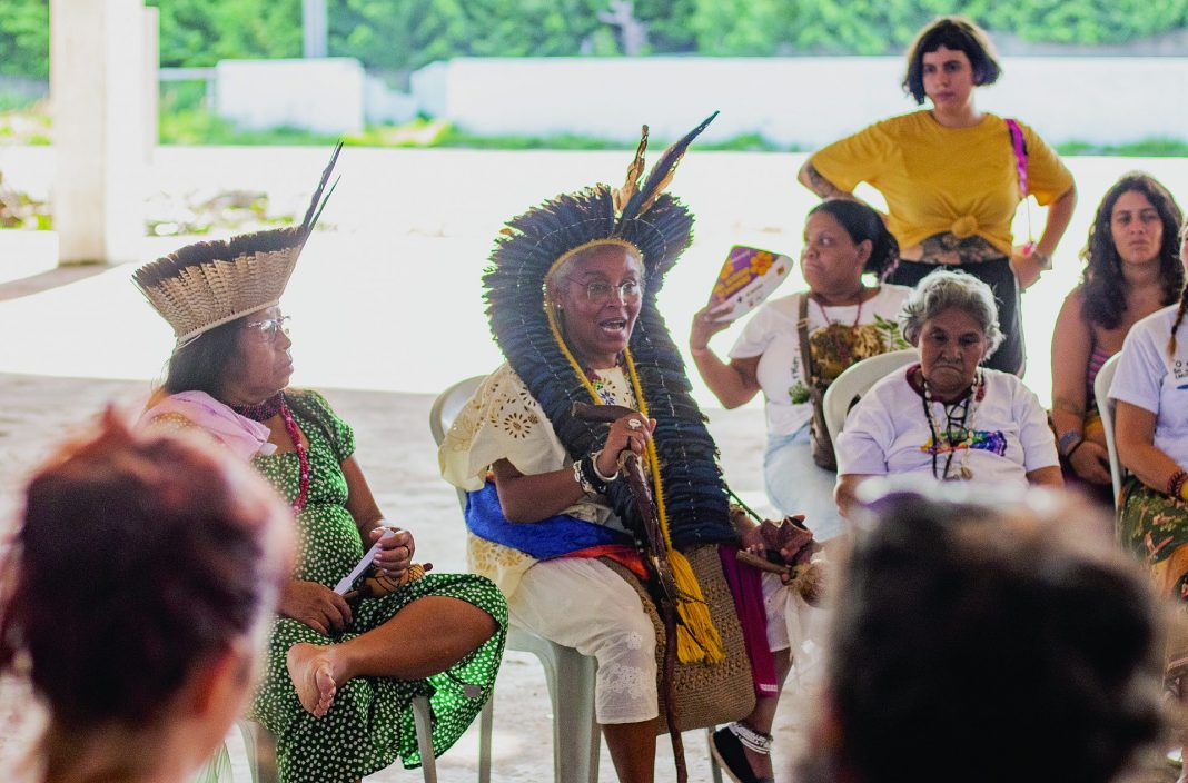 Em espaços como a Jornada Agroecológica da Teia dos Povos, populações originárias se articulam para defender comunidades. Foto: Luiza Pueiras (JAV/MG)