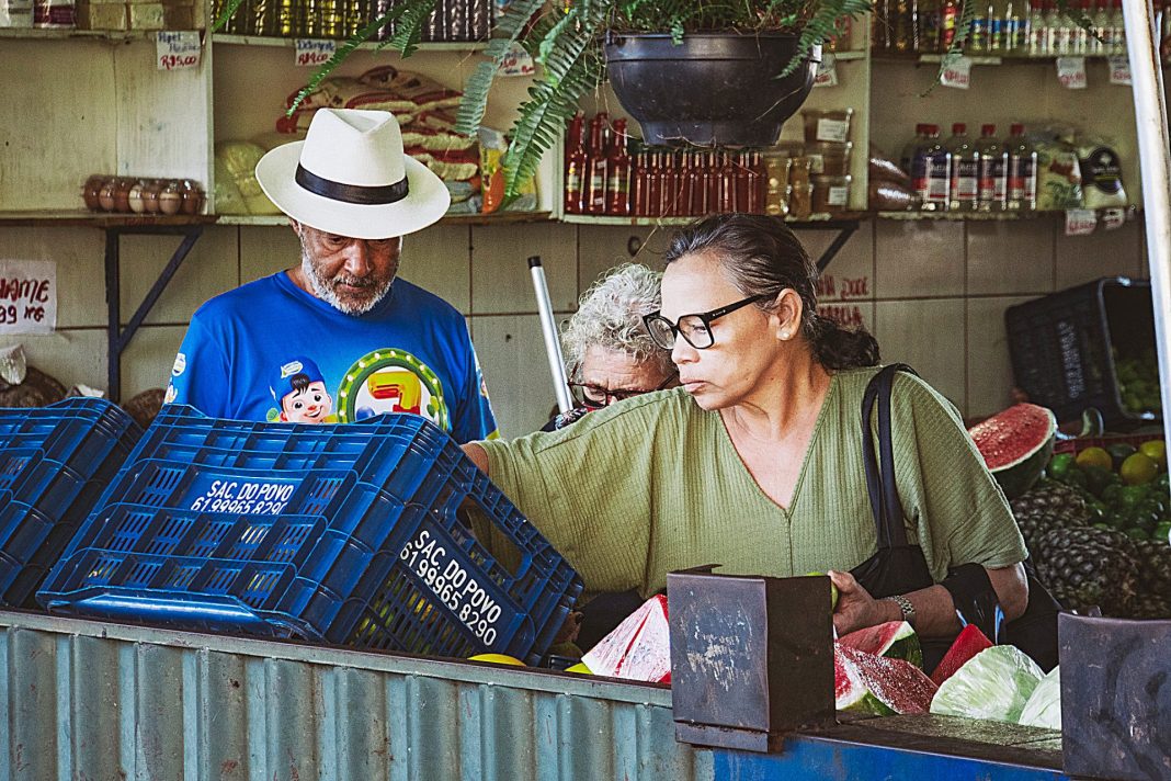 Custo mensal com alimentação, aluguel e juros do cartão levam todo o salário dos trabalhadores. Foto: Donavan Sampaio/JAV DF