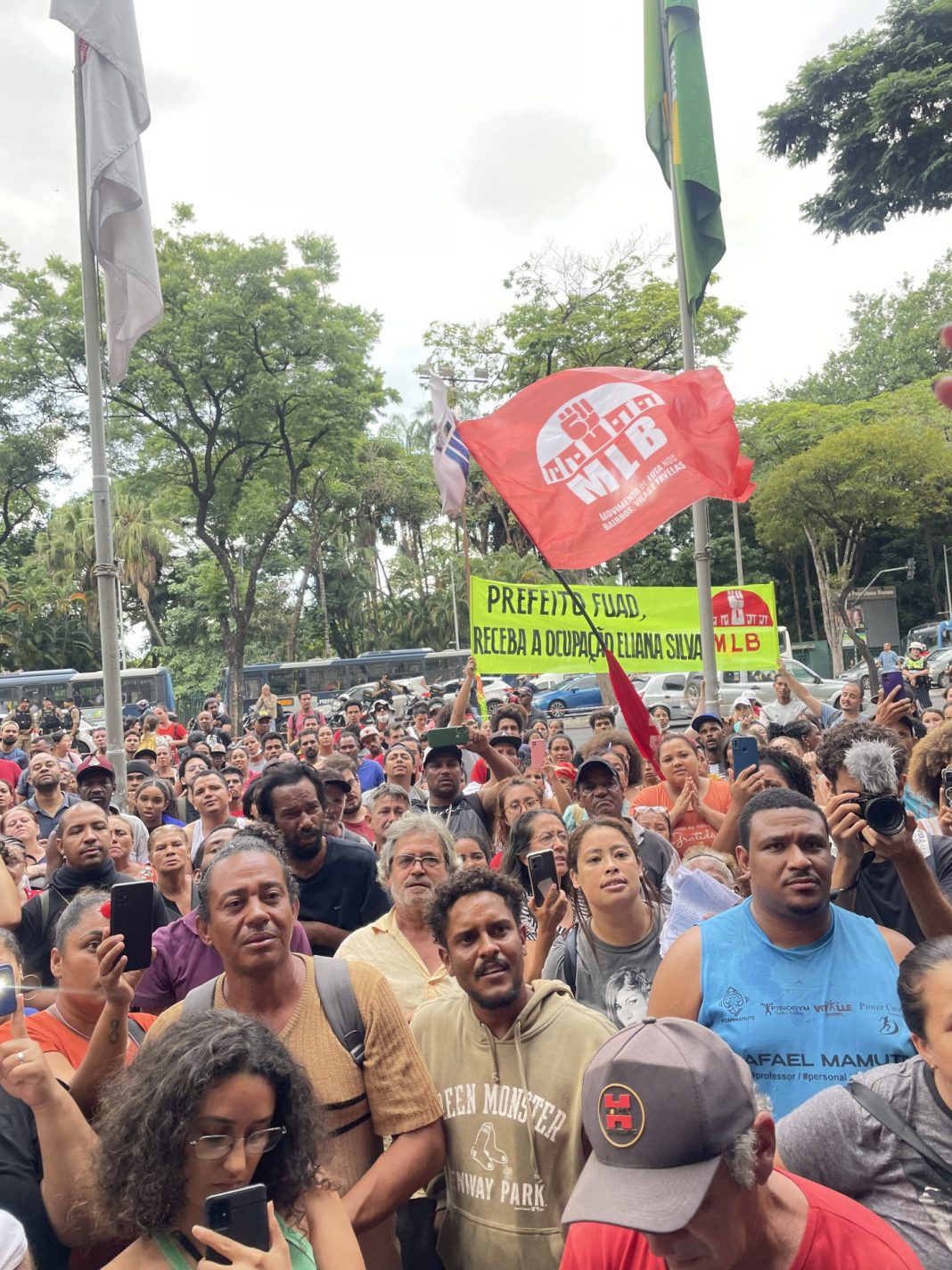 Grande ato na Prefeitura de Belo Horizonte se posicionou em defesa da Ocupação Eliana Silva. Foto: JAV/MG