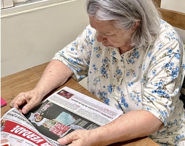 Sueli fazendo a leitura de uma das edições do jornal A Verdade. Foto: Reprodução