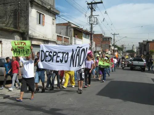 Em foto de 2011, manifestação de moradores da Favela Esperança, na Vila Joaniza (Zona Sul de SP), já lutava contra o despejo, que ainda os ameaça. Foto: Rede Extremo Sul