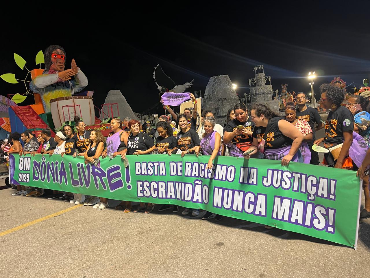 Manifestação exigindo liberdade para Sônia durante a abertura do carnaval em Florianópolis. Foto: 8 de março SC