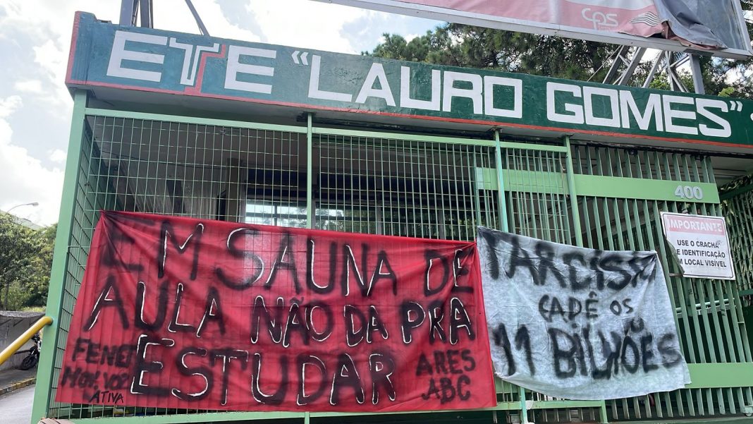 Estudantes de São Paulo se mobilizam contra as saunas de aula e o descaso do Centro Paula Souza, que administra as ETECs. Foto: FENET