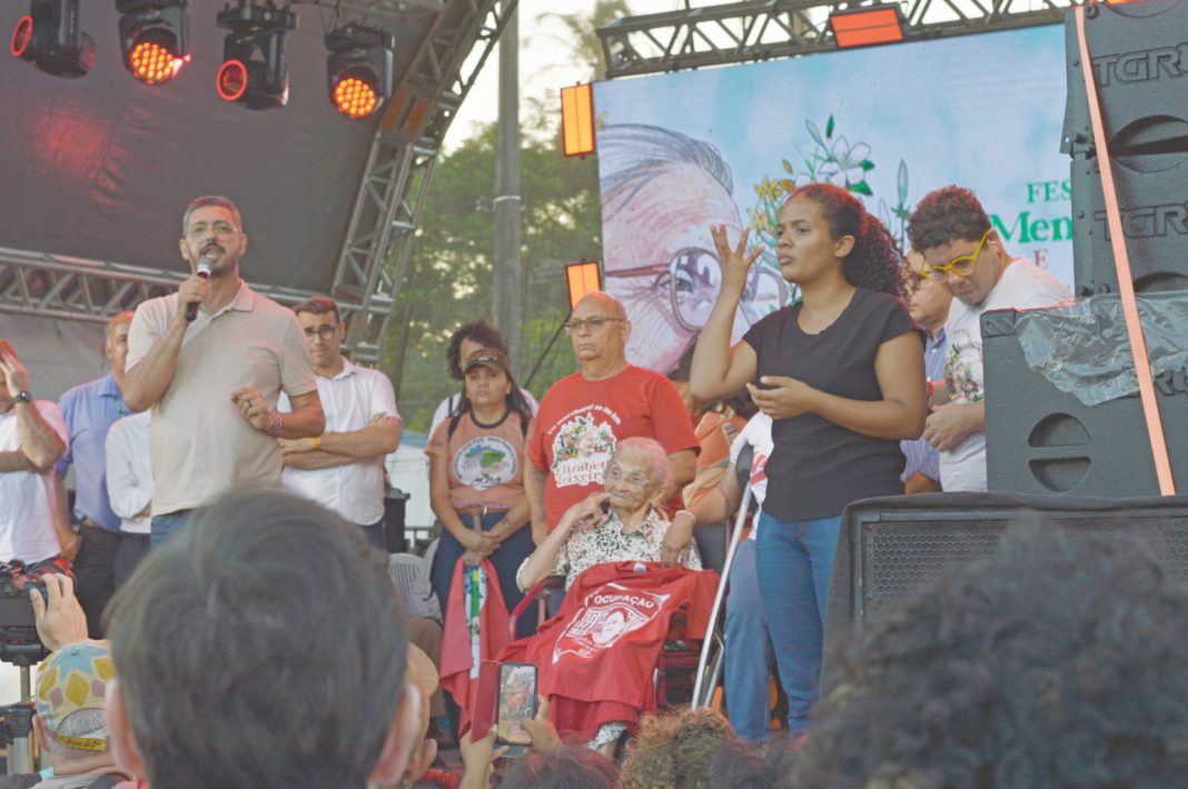 Ao centro da foto, Elizabeth Teixeira com uma camisa do MLB, da Ocupação João Pedro Teixeira. Foto: Eleusis Monteiro/JAV PB