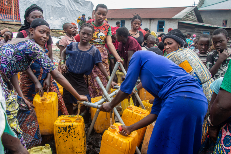 Mulheres e crianças buscam água em meio à violência generalizada no Congo. Foto: ATS