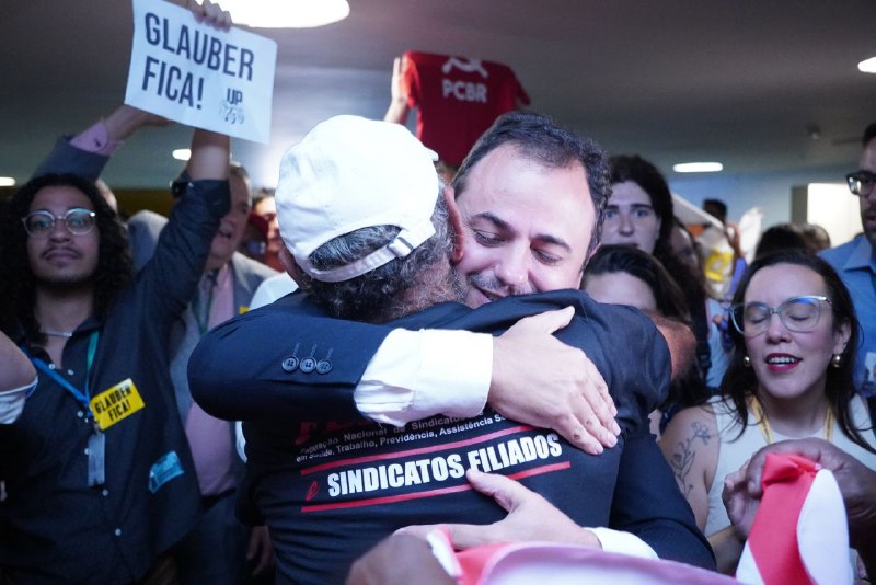 Glauber Braga chegou para a sessão apoiado por dezenas de lutadores populares. Foto: Donavan Sampaio (JAV/DF)